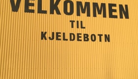 Photograph of Velkommen yellow building
